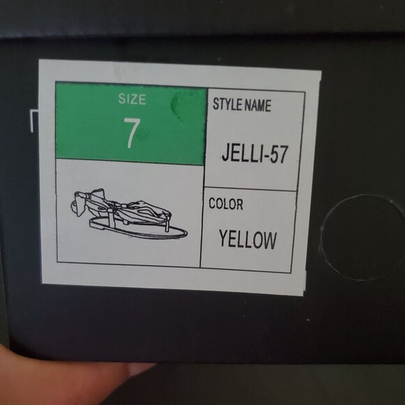 Liliana womens Flat Sandals Neon Yellow Color flat strappy Size 7 New with box - Picture 4 of 16